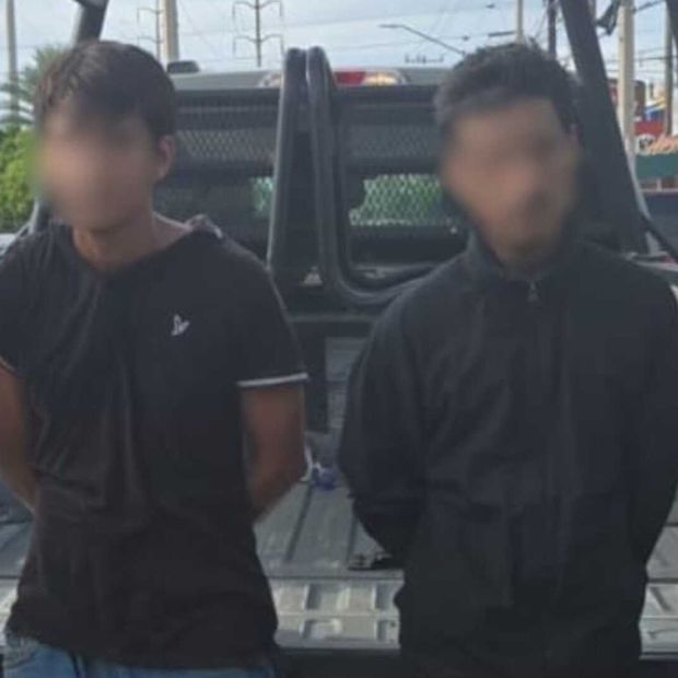 Marina detiene a 2 personas y asegura armas, droga y explosivos en Sinaloa.